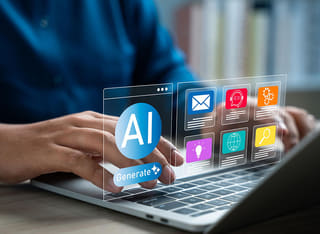 Inversor principiante en el mercado de criptomonedas adquiriendo conocimientos sobre los fundamentos del comercio automatizado impulsado por inteligencia artificial