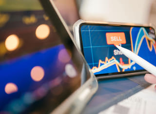Profesional de trading examinando opciones de Bitcoin, Ethereum y mercado de divisas en múltiples mercados