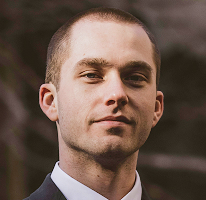 Retrato de Thomas Whitfield, especialista en mercado de criptomonedas y analista de trading