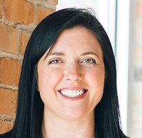 Retrato de Sophie Hartwell, jefa del equipo de servicio al cliente